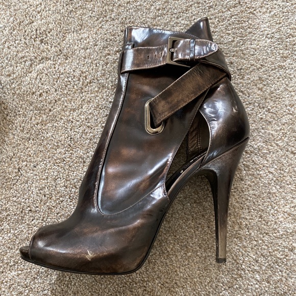 MARCIANO BY GUESS OPEN TOE BUCKLED BROWN/BRONZE DISTRESSED HEELS…SIZE 10M - Picture 10 of 11